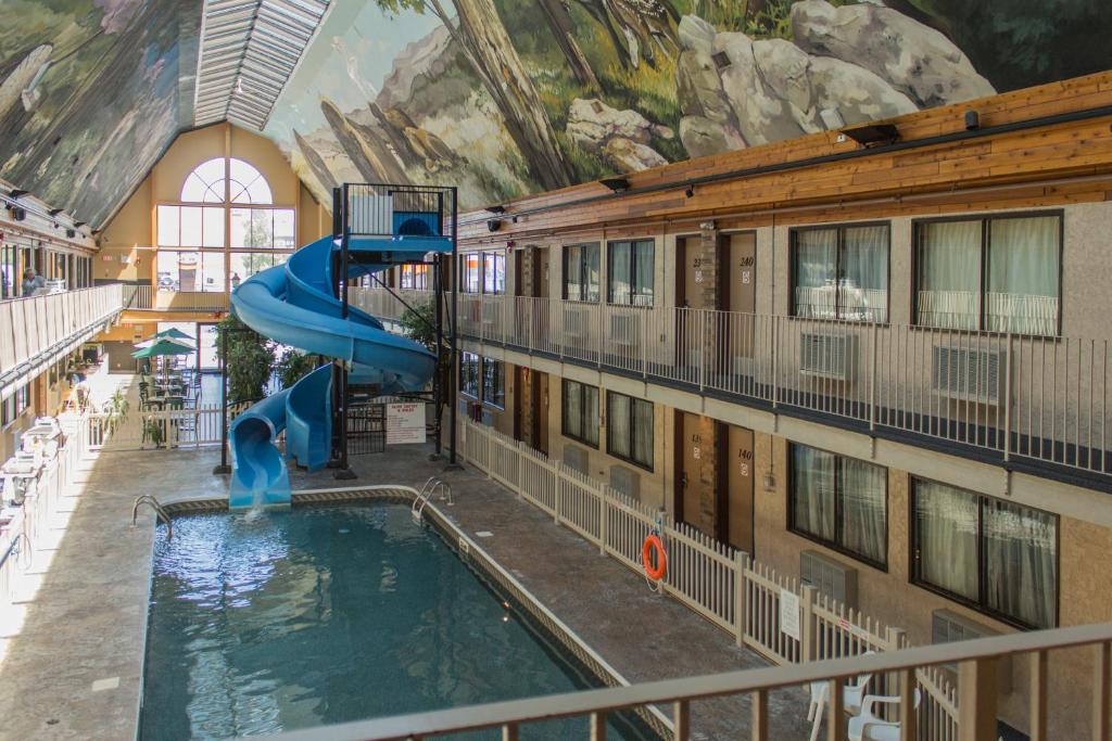 Days Inn Lethbridge pool and mural