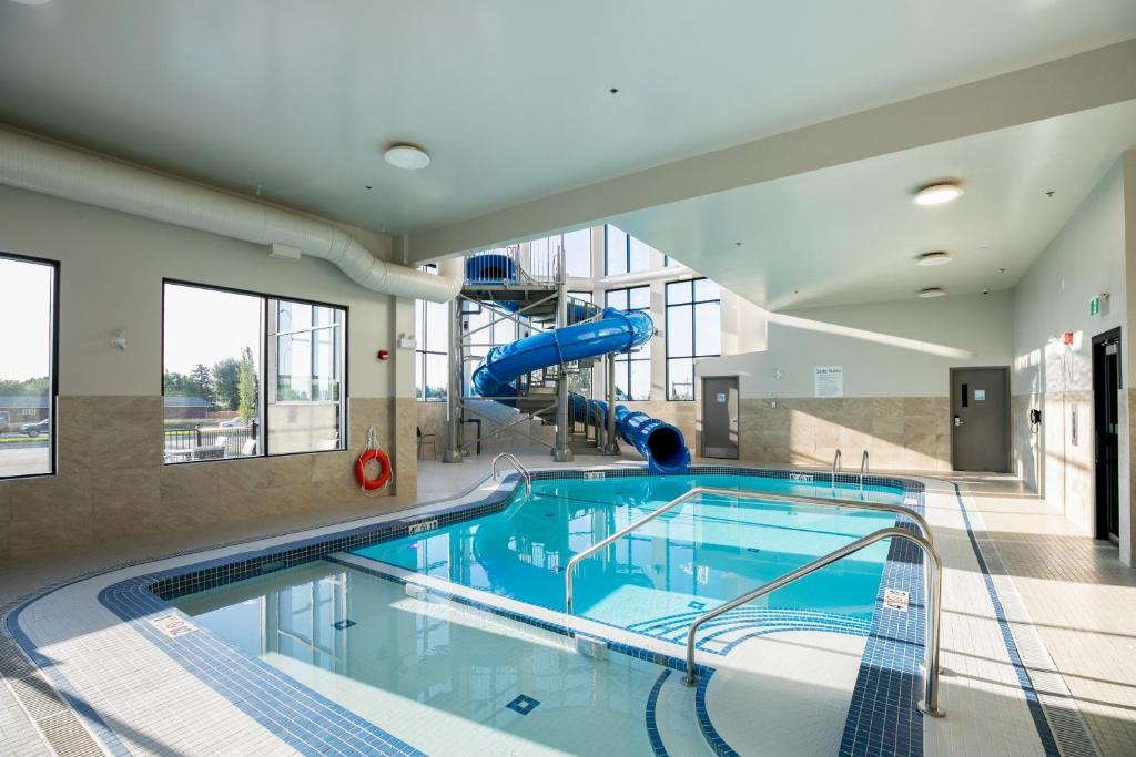 Kiddie pool and water slide at the Holiday Inn Express Lethbridge